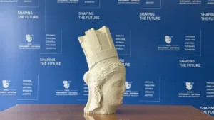 Копия головы Афродиты из Лефколлы прибыла в мэрию Паралимни-Деринии