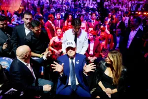 Трамп проводит турнир UFC на лужайке у Белого дома на фоне празднования годовщины