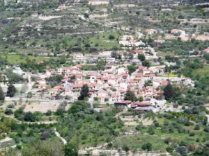 Πλατεία του χωριού Μονάγκρι