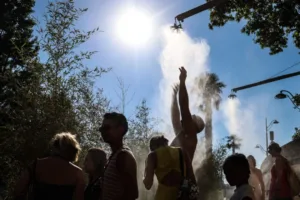 Το κύμα καύσωνα στη Γαλλία επιβαρύνει τις υπηρεσίες κηδειών, εν μέσω της αύξησης της υπερβολικής θνησιμότητας