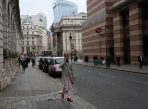 Η επιχειρηματική δραστηριότητα στο Ηνωμένο Βασίλειο αυξάνεται τον Ιούλιο καθώς βελτιώνονται η καταναλωτική εμπιστοσύνη και οι δαπάνες