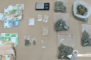 Двое мужчин заключены под стражу в Пафосе после обнаружения наркотиков и наличных в автомобиле и доме
