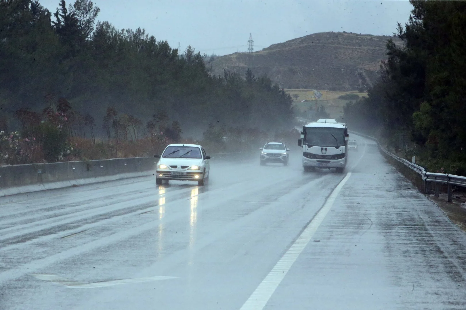 Έντονη βροχόπτωση μειώνει την ορατότητα στον αυτοκινητόδρομο Λευκωσίας-Λεμεσού