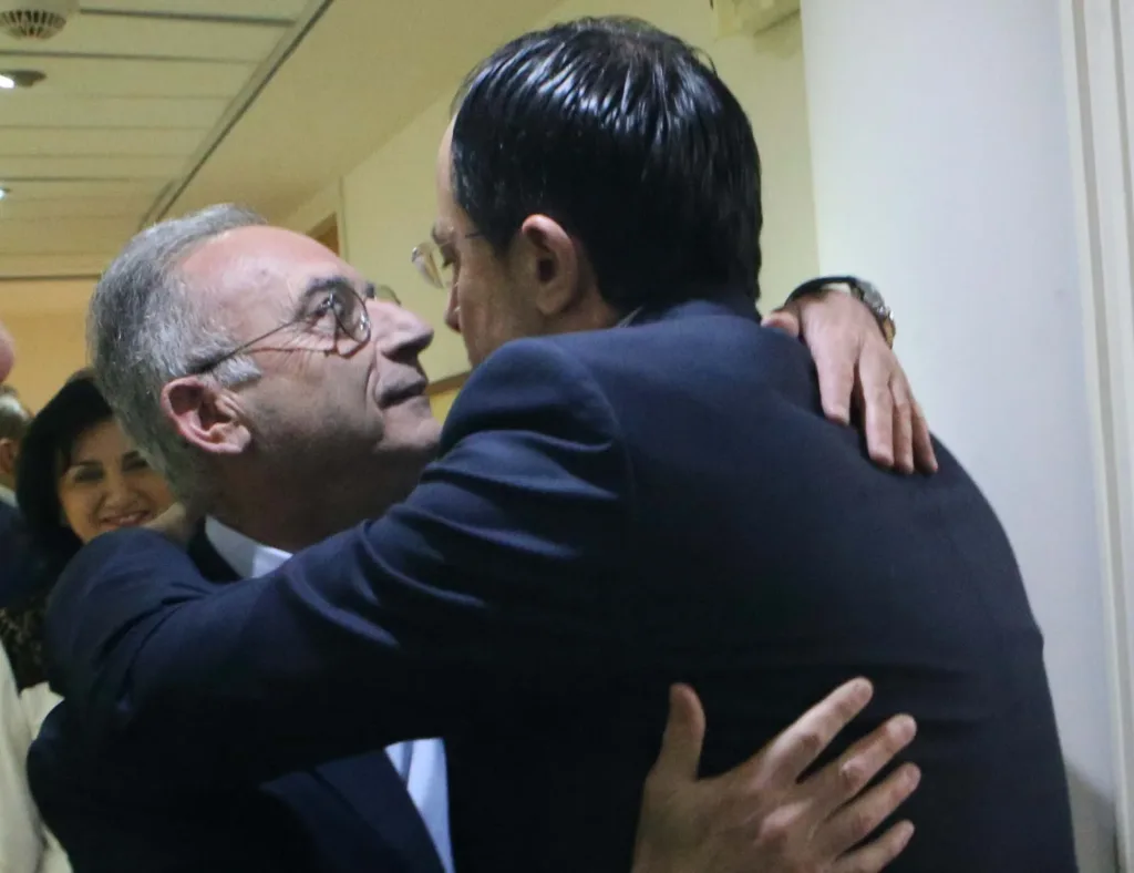 Neophytou criticises government over Cyprus talks and crossing points