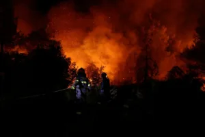 Η Κύπρος έτοιμη να βοηθήσει την Ελλάδα καθώς συνεχίζονται οι πυρκαγιές στην Αττική