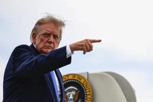 Трамп заявил, что переговоры США и Ирана начнутся в понедельник, пока Ормузский пролив остается в значительной степени закрытым