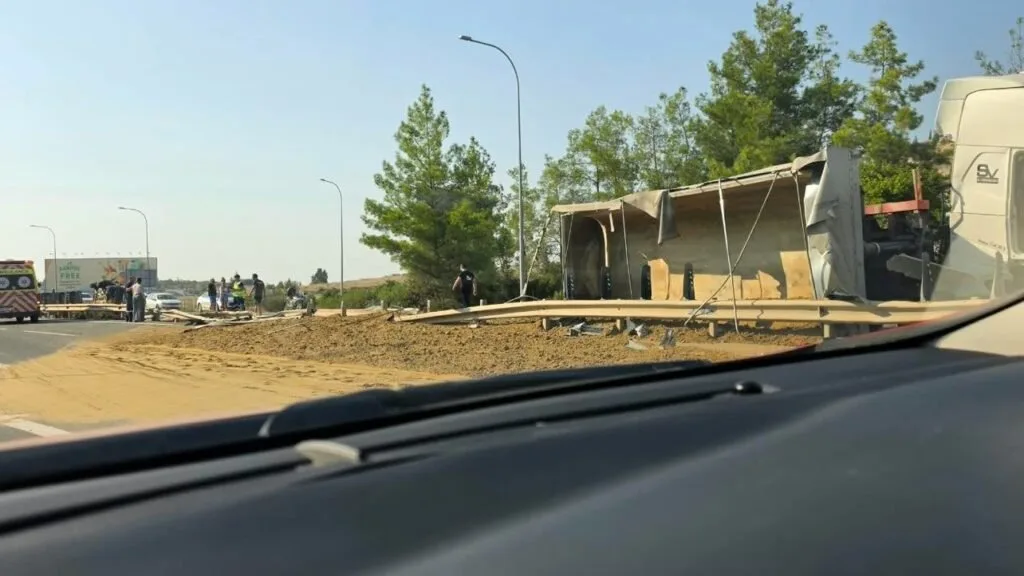 Truck and car collision disrupts traffic on Nicosia–Larnaca highway