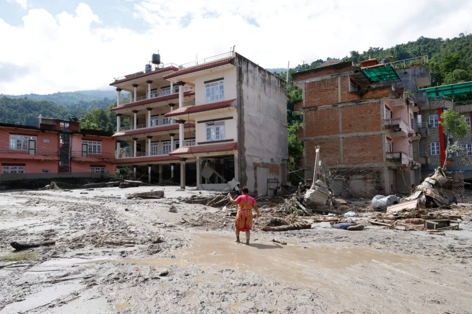 Landslide lake overflows on Nepal-China border, halting rescue efforts