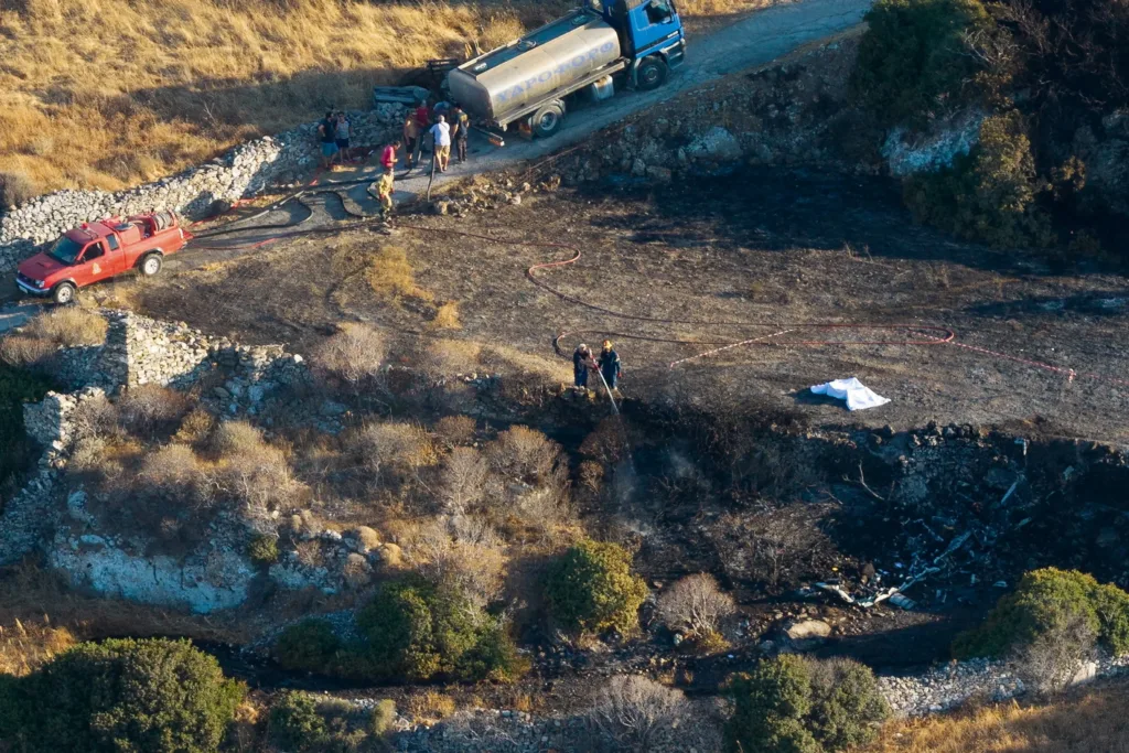 Βρετανικό ζευγάρι και Έλληνας πιλότος σκοτώθηκαν σε συντριβή ελικοπτέρου στη Σίφνο