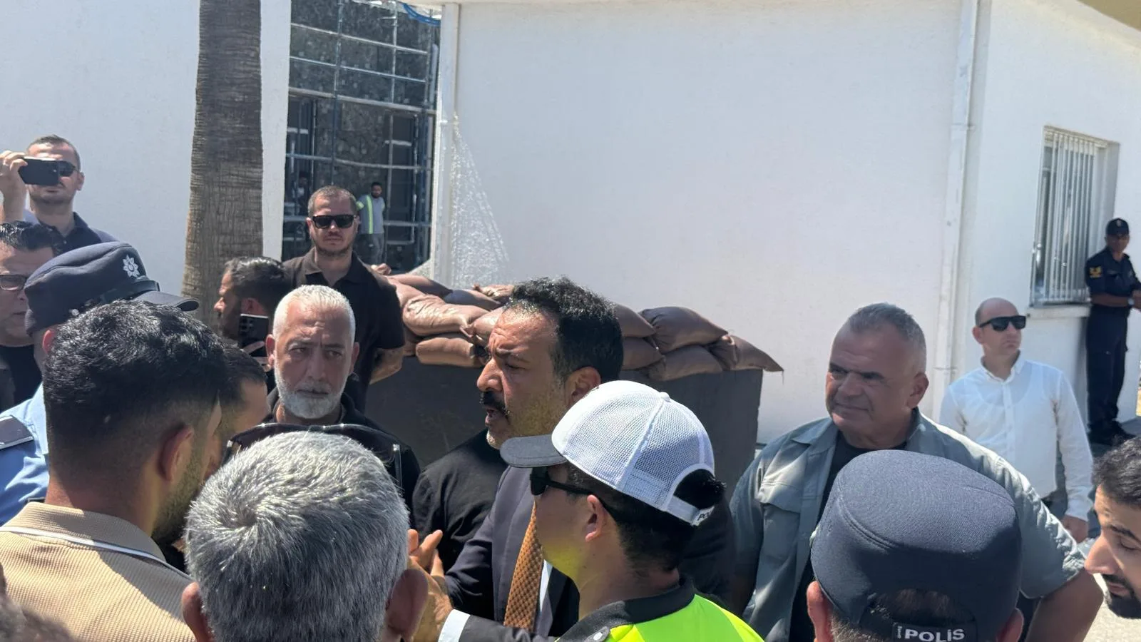 Οικογένειες αποδοκιμάζουν τον Τούρκο πρέσβη καθώς αποχωρεί από το σημείο της τραγωδίας με το πλοίο στην Κερύνεια