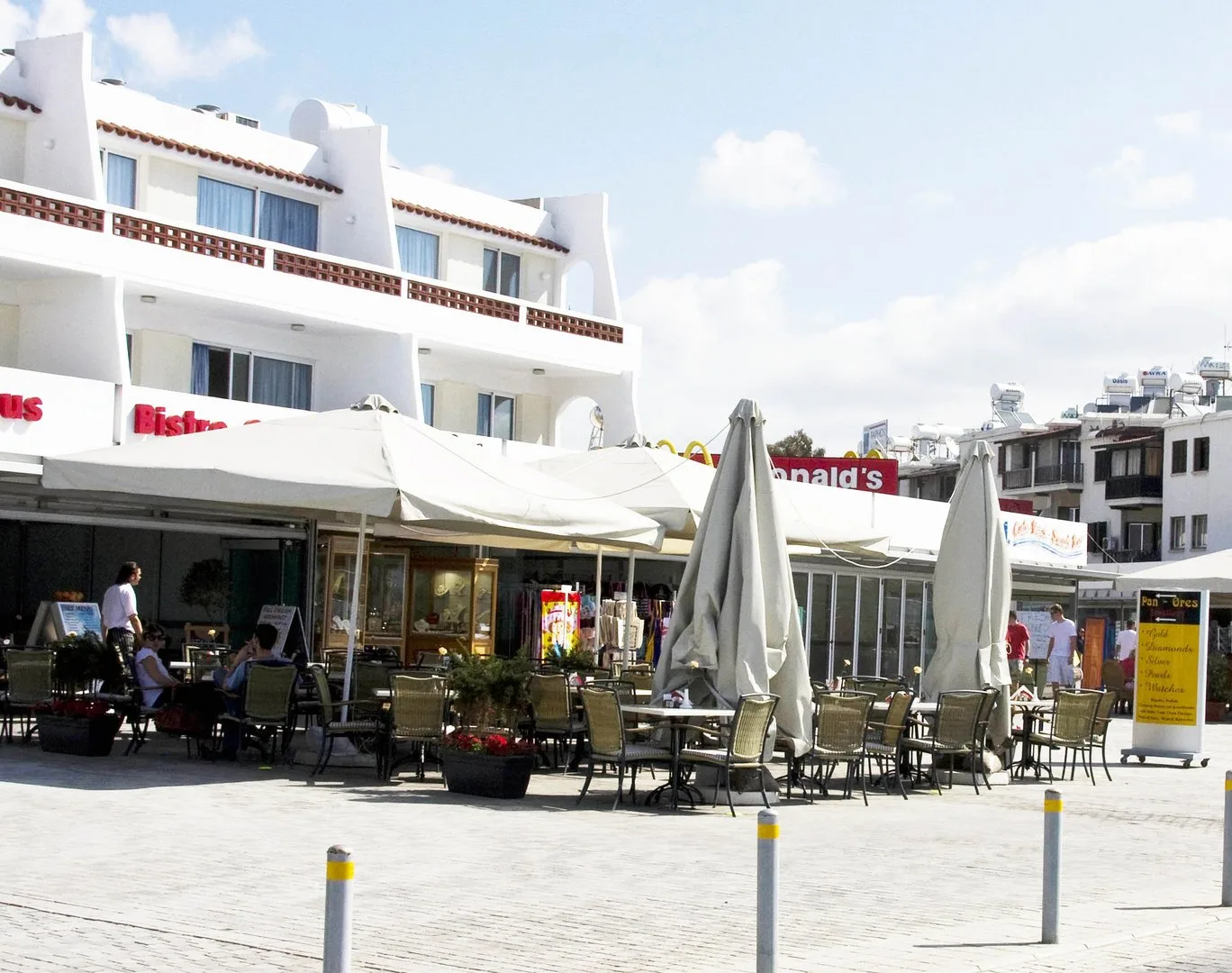 Εστιατόρια και μπαρ καταγράφουν ισχυρή κίνηση τον Αύγουστο, καθώς οι πελάτες περιορίζουν τις δαπάνες