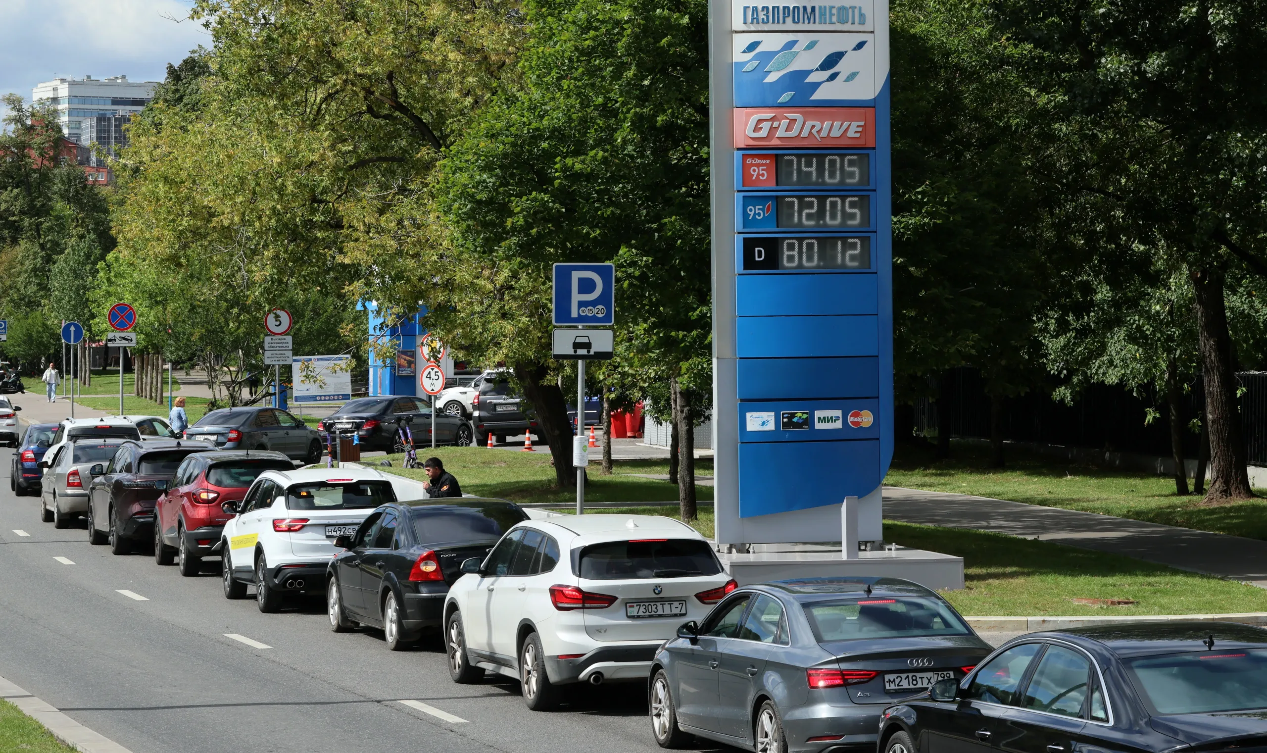 Τα πρατήρια καυσίμων της Μόσχας επαναφέρουν όρια αγορών εν μέσω ελλείψεων βενζίνης