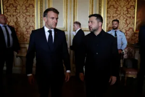 Макрон пообещал ускорить поставки французской военной техники Украине