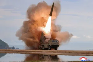 Северная Корея запустила предполагаемую баллистическую ракету в сторону моря