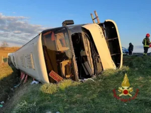 Столкновение автобуса и грузовика на юге Бразилии унесло жизни не менее 21 человека