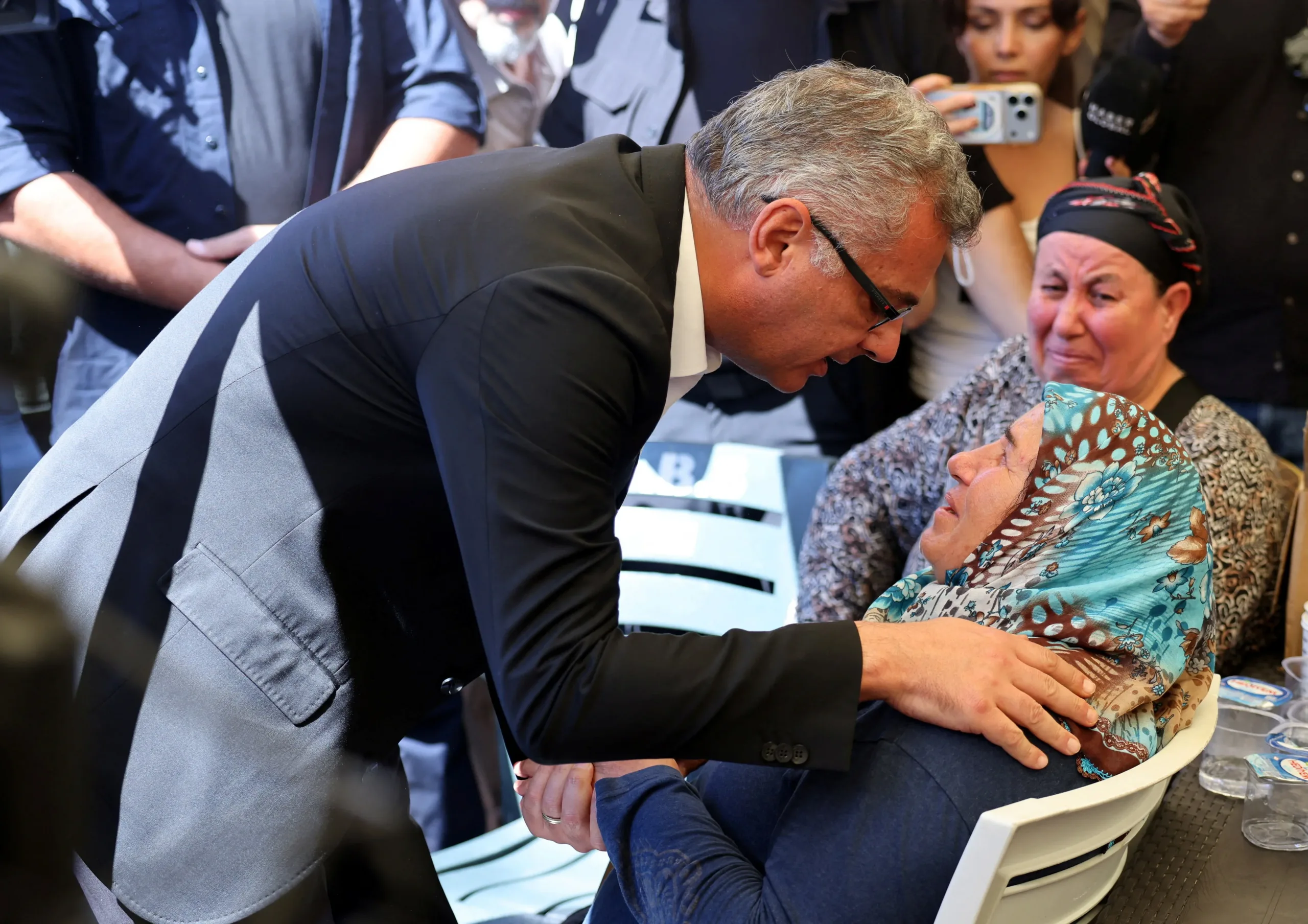 Ο Ερχιουρμάν επισκέπτεται οικογένειες αγνοούμενων επιβατών πλοίου στην Κερύνεια