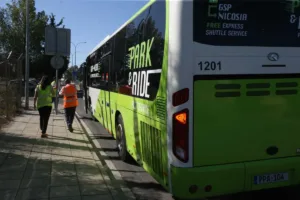 Η υπουργός Μεταφορών εξετάζει την επέκταση των υπηρεσιών park-and-ride