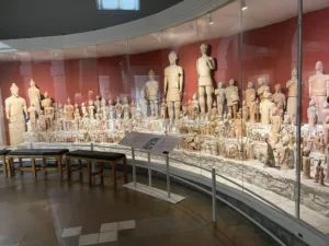 Το Cyprus Museum εκθέτει αντικείμενα πίσω από οικεία σύμβολα του νησιού