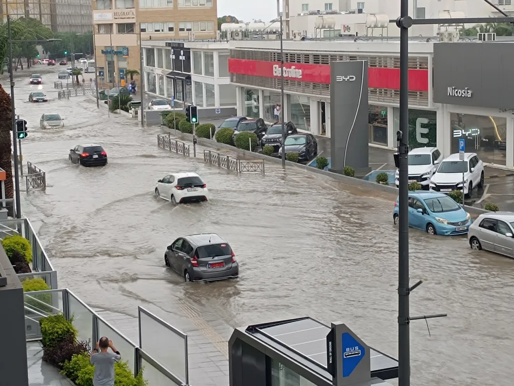 Ισχυρές βροχές κινητοποιούν την πυροσβεστική σε όλη τη Λευκωσία