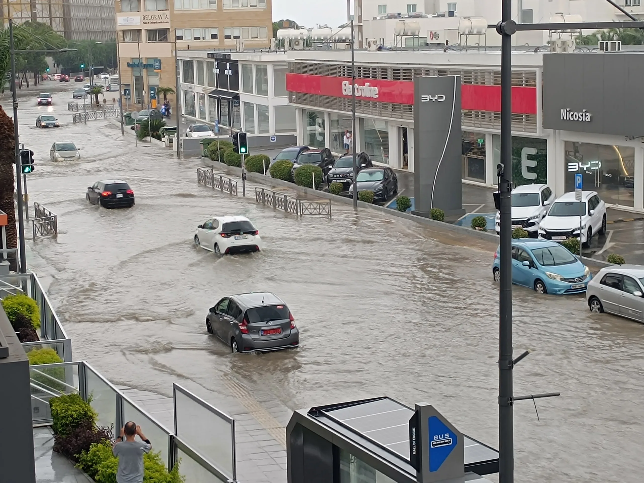 Ισχυρές βροχές κινητοποιούν την πυροσβεστική σε όλη τη Λευκωσία