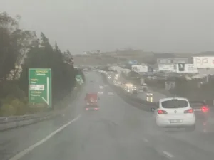 Καταρρακτώδεις βροχές μειώνουν την ορατότητα στον αυτοκινητόδρομο Λευκωσίας-Λεμεσού