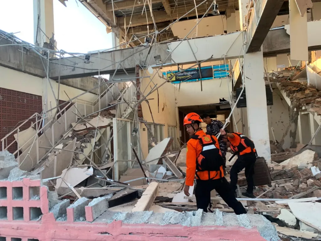 Τουλάχιστον πέντε νεκροί αναφέρθηκαν μετά από σεισμό μεγέθους 7,7 ανοιχτά της ανατολικής Ινδονησίας