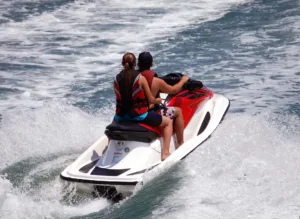 Η έρευνα εξετάζει σύγκρουση jet ski που άφησε άνδρα σε κρίσιμη κατάσταση και κορίτσι σοβαρά τραυματισμένο