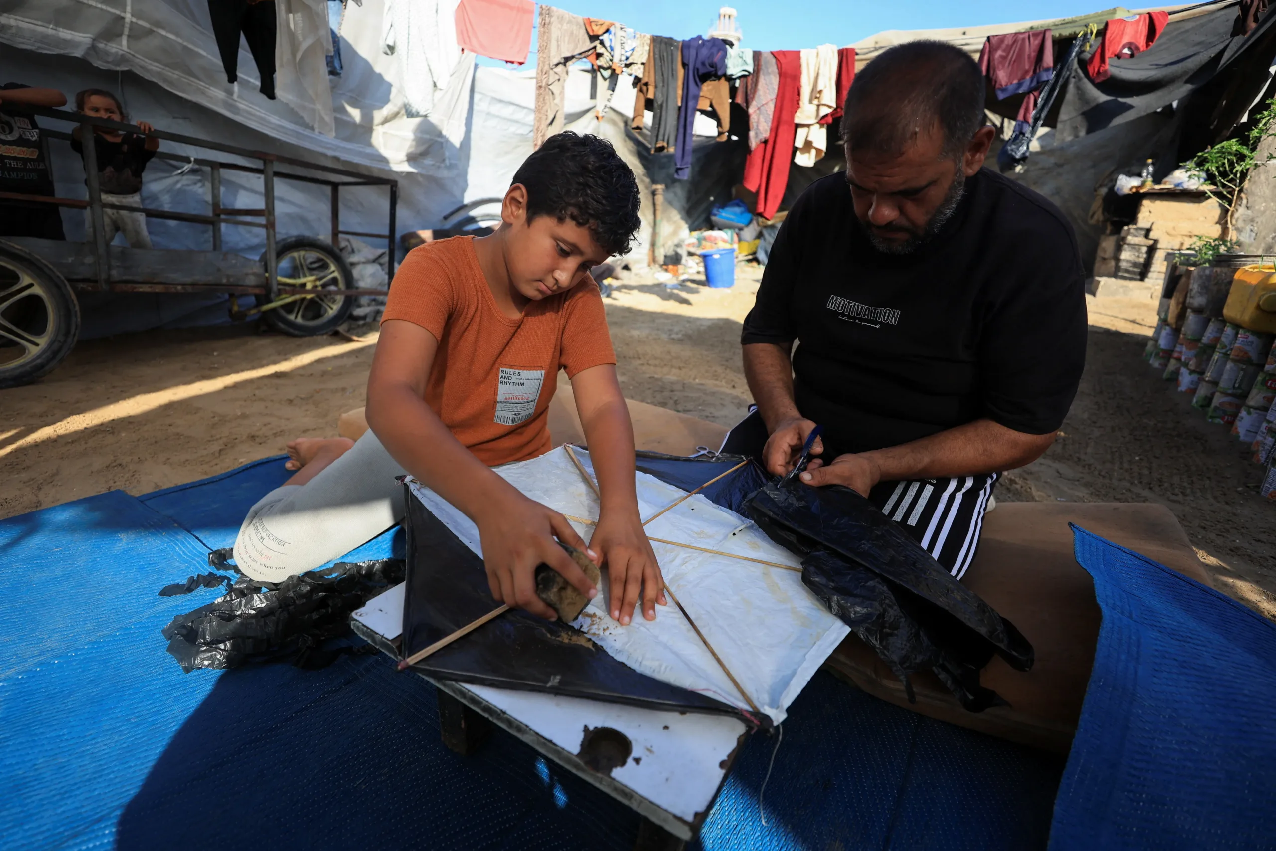 Gaza committees urge parents to stop children flying kites after Israeli warning