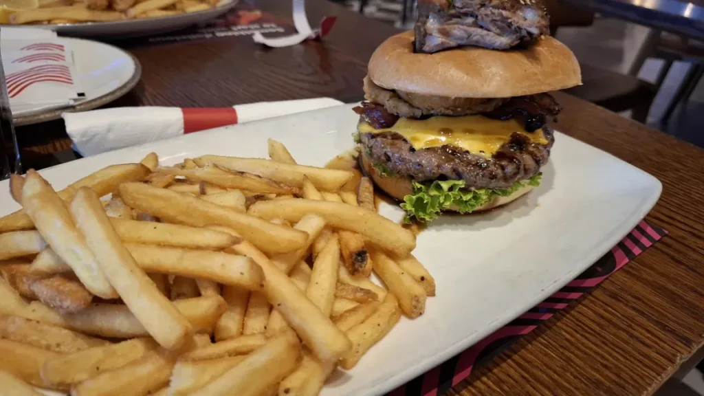 Вечерний ужин в TGI Fridays на набережной Финикудес в Ларнаке
