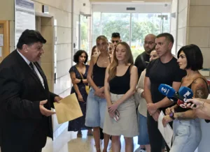 Сотрудники программ поддержки министерства образования протестуют из-за признания стажа