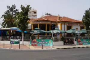 Пожар уничтожил бывшее здание Corner Pub напротив президентского дворца