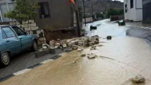 Σοβαρή καταιγίδα προκαλεί ζημιές στην περιοχή της Τρικώμου, ενώ εκκενώνονται παραλίες