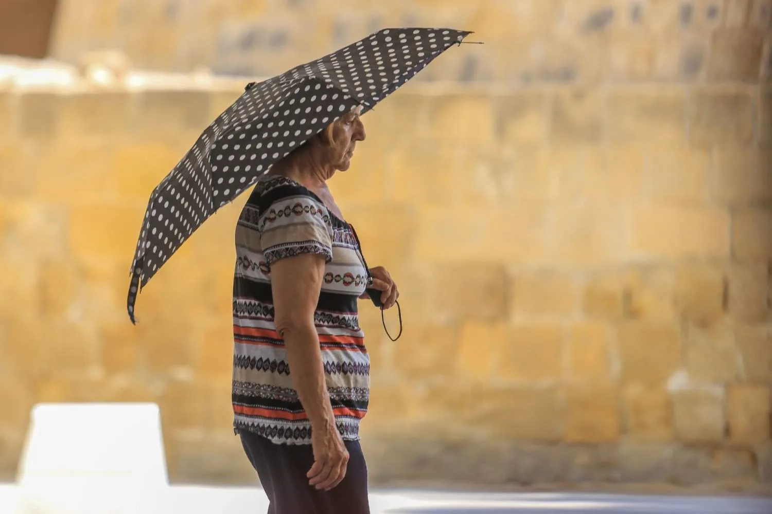 Yellow warning issued as inland temperatures forecast to reach 40C