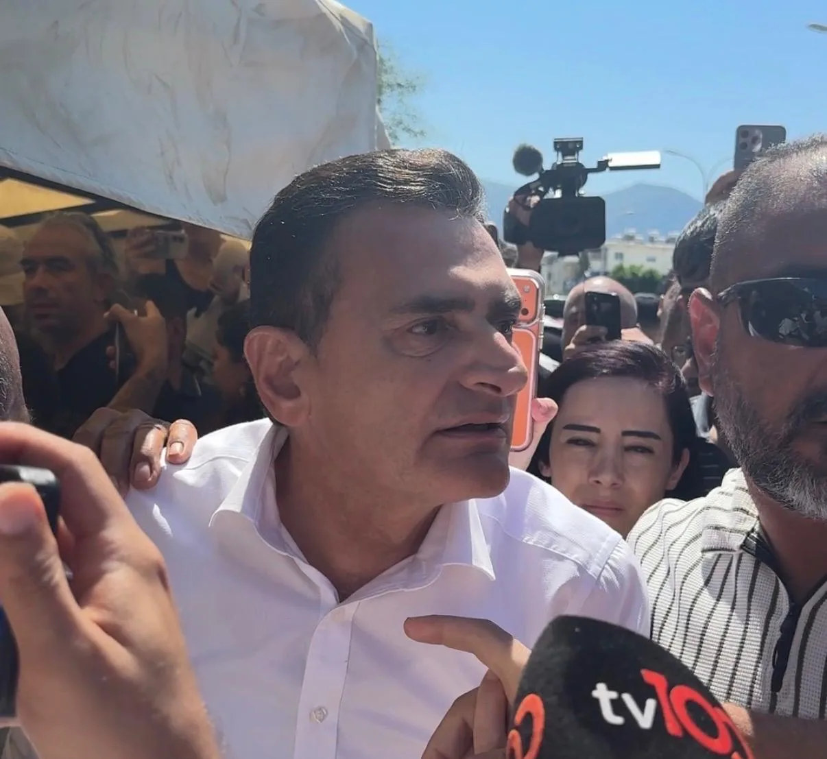Οι οικογένειες των αγνοούμενων επιβατών του φέρι επιστρέφουν στην είσοδο του λιμανιού της Κερύνειας