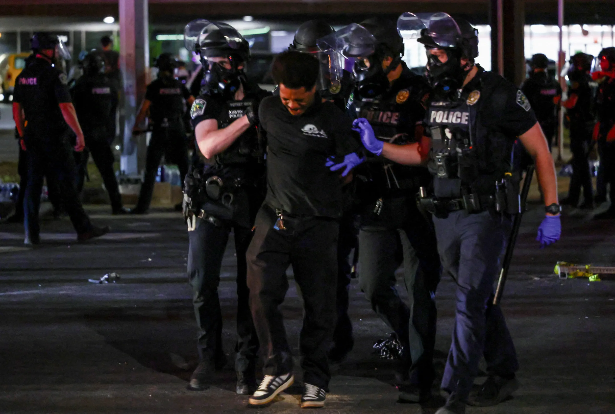 ICE officer shoots man during foot pursuit in Austin