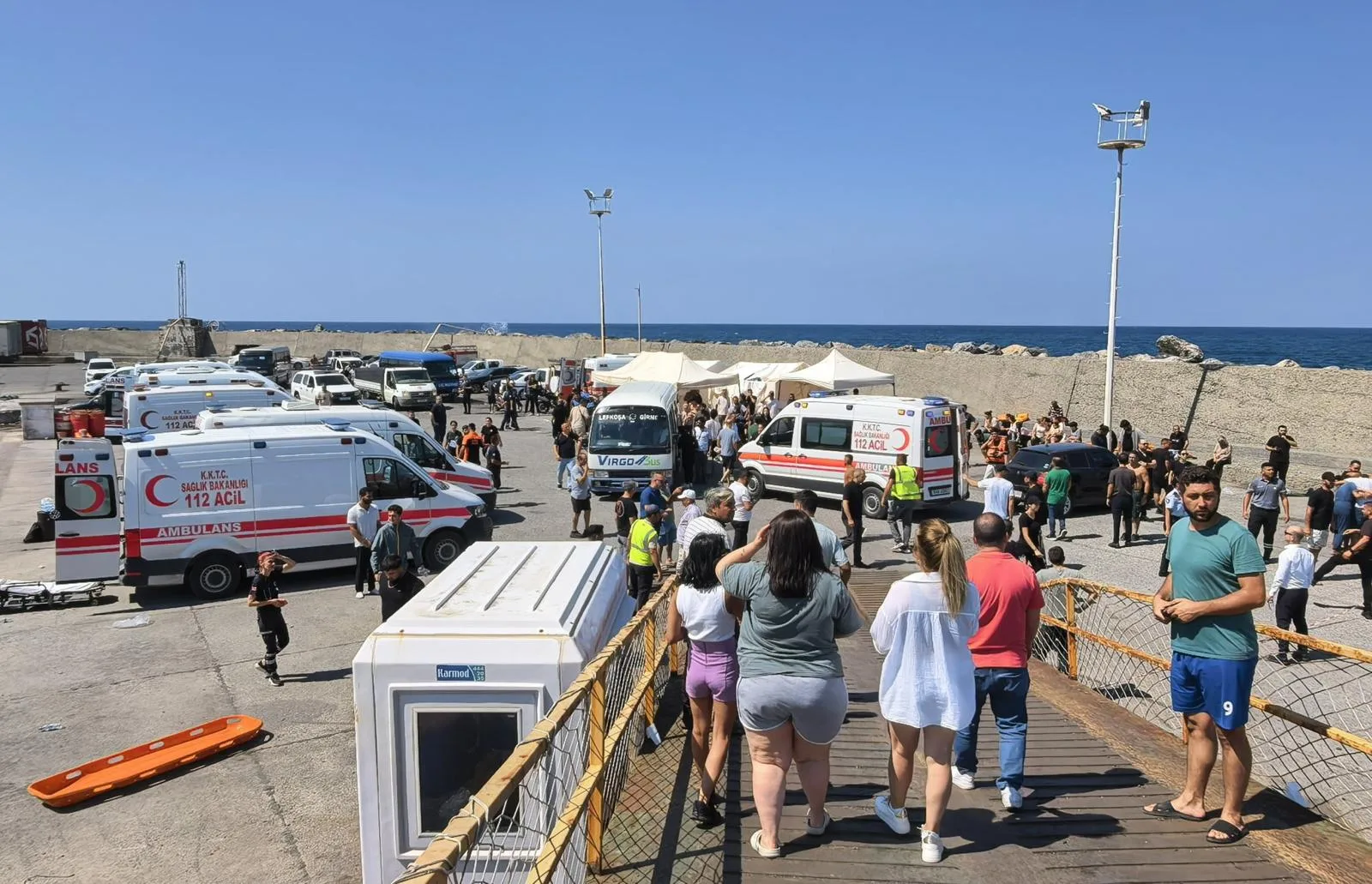Ένας παραμένει στο νοσοκομείο μετά τη βύθιση φέρι ανοιχτά της Κερύνειας, ενώ συνεχίζονται οι έρευνες για 15 αγνοούμενους