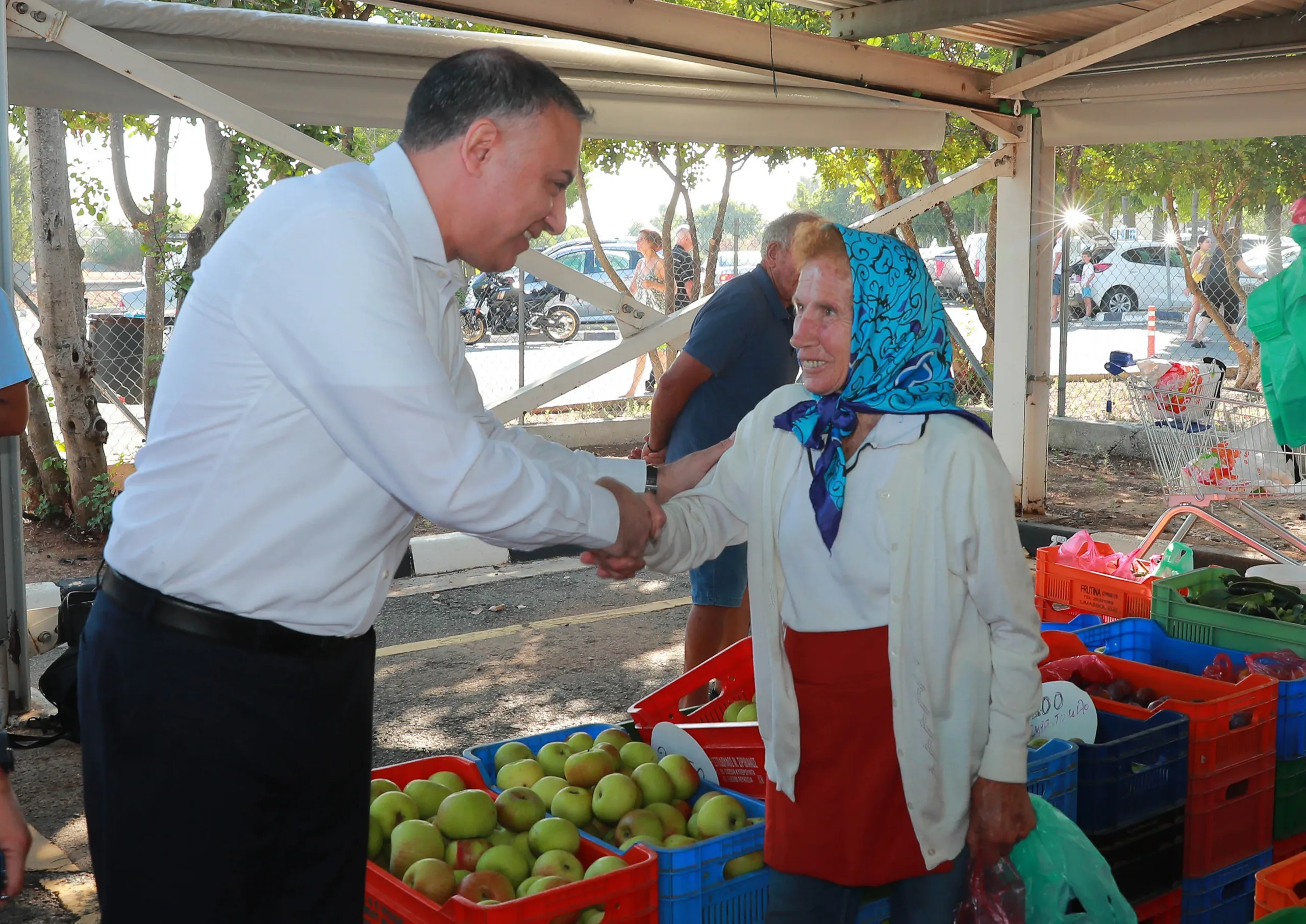 Farmers raise water and subsidy concerns during minister’s Strovolos market visit