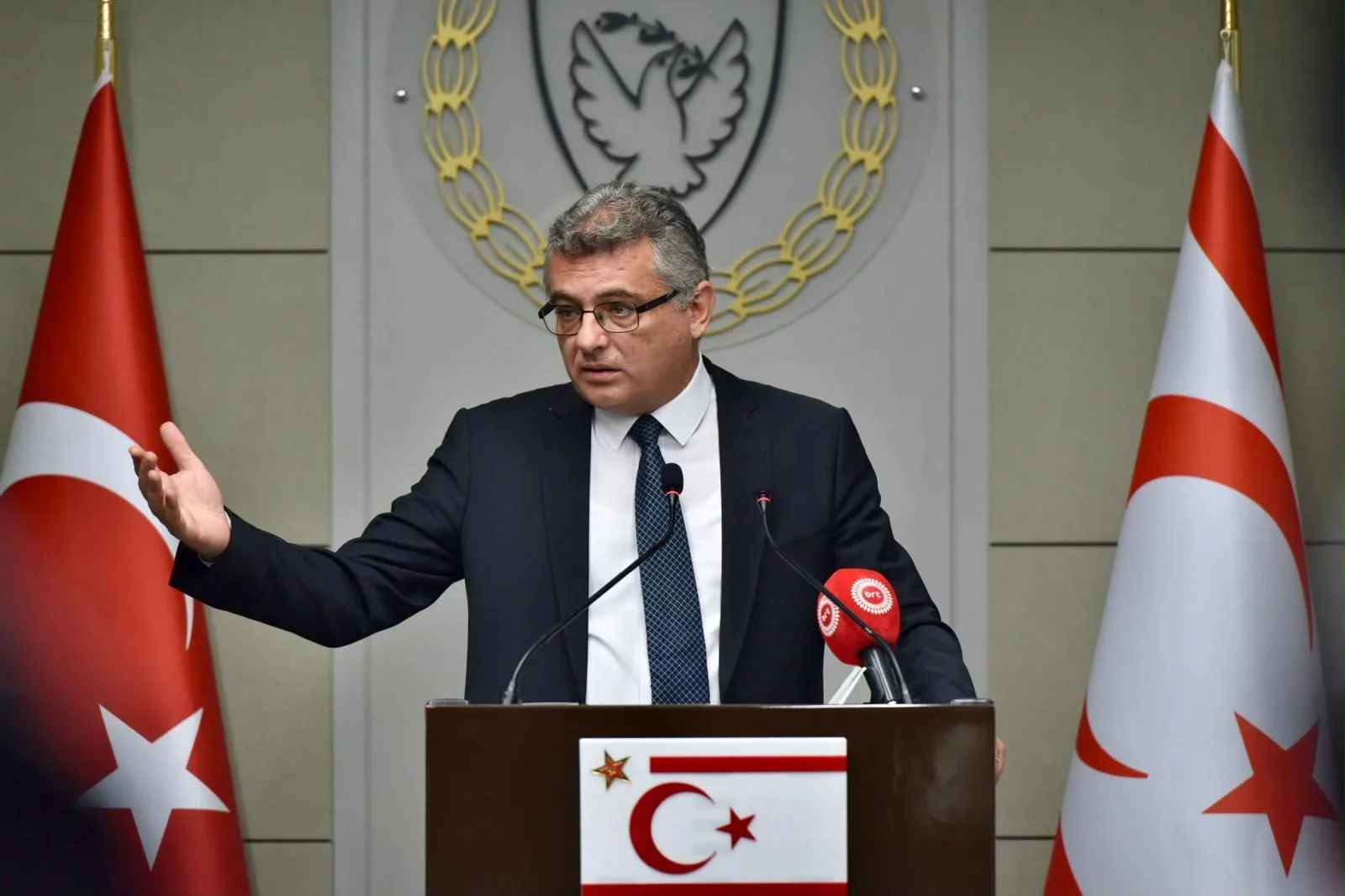 Ο Erhurman επικρίνει τον Christodoulides για την προτεινόμενη συνάντηση στη Νέα Υόρκη