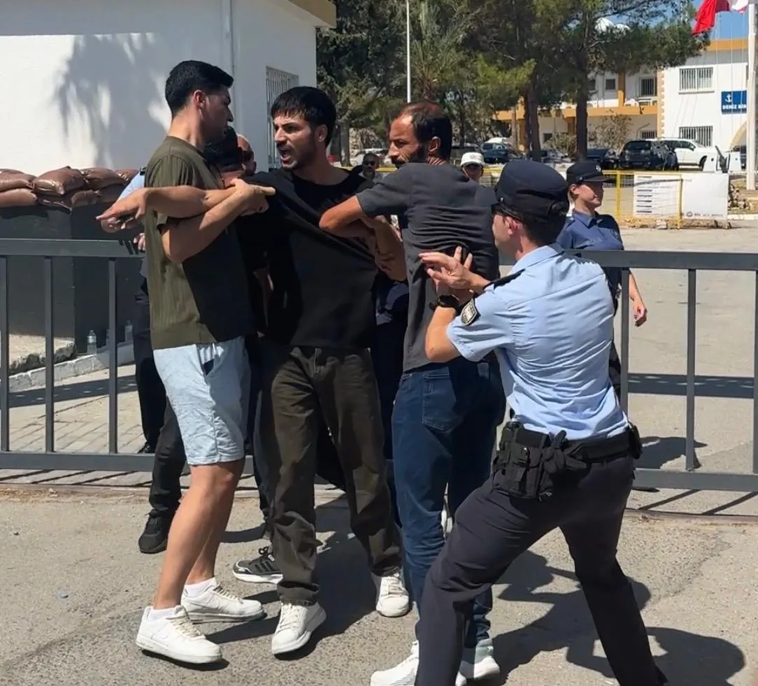 Συμπλοκές στο λιμάνι της Κερύνειας καθώς οικογένειες ζητούν νέα για αγνοούμενους επιβάτες πλοίου