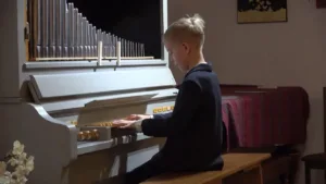10-летний пианист из Лимасола Лев Нехин получил диплом ARSM с отличием