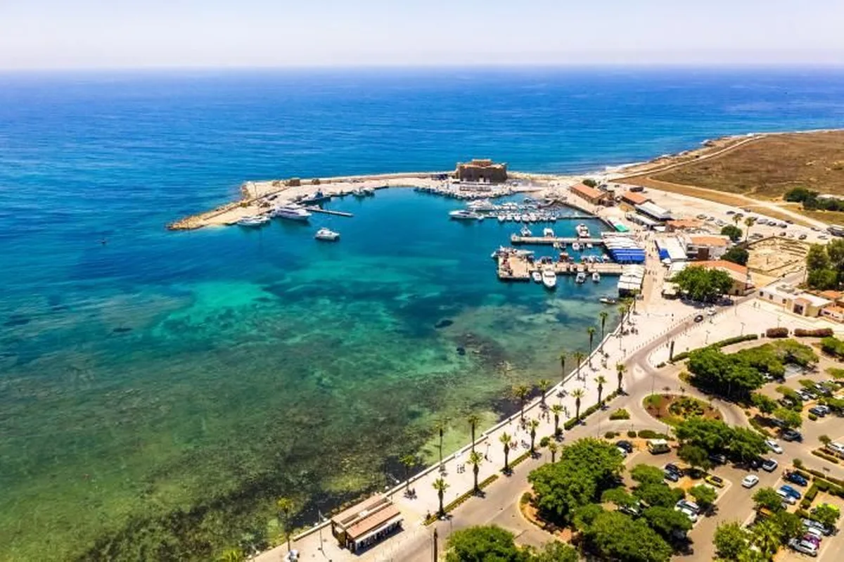 Οι τουριστικές αφίξεις στην Κύπρο αναμένεται να κλείσουν το έτος 5% κάτω από τα επίπεδα του 2025