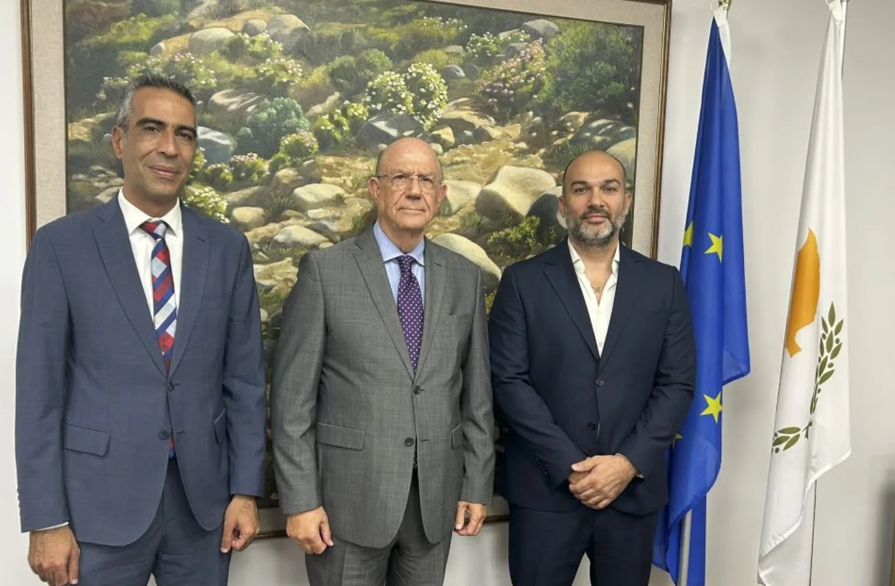 Οι Karatzias και Lagoudis υπογράφουν συμβόλαια για ηγετικούς ρόλους στην CySEC