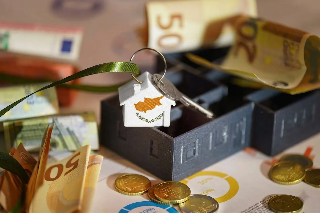 Τα επιτόκια καταθέσεων νοικοκυριών στην Κύπρο υποχωρούν, ενώ τα επιτόκια στεγαστικών δανείων αυξάνονται τον Ιούλιο