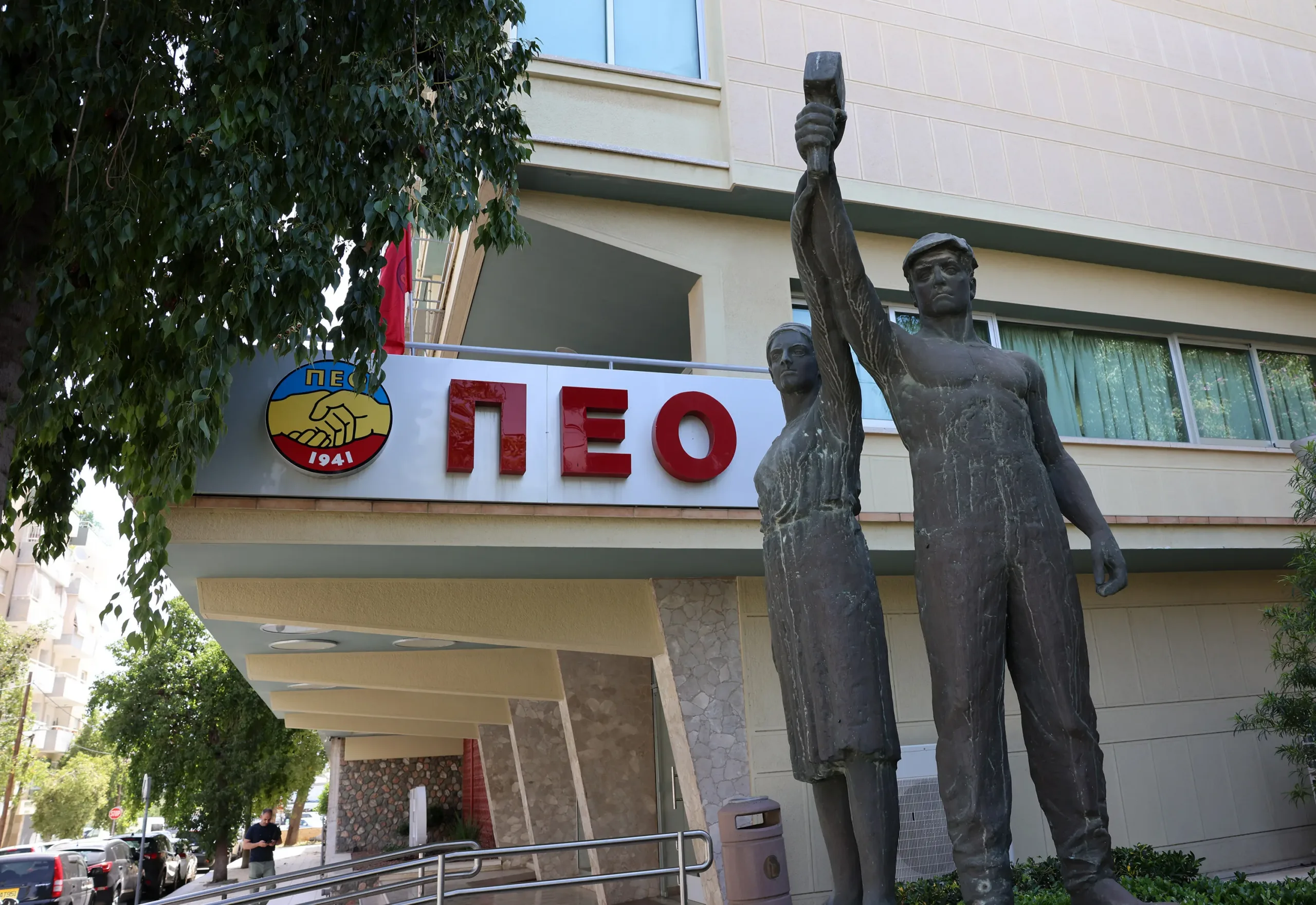 Ωρομίσθιοι κυβερνητικοί υπάλληλοι προειδοποιούν με απεργία αν αλλάξουν τα σχέδια για τη συνάντηση