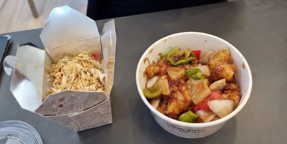 Η κριτική του Umami Sushi Pan-Asian αναδεικνύει το σούσι και το γλυκόξινο κοτόπουλο
