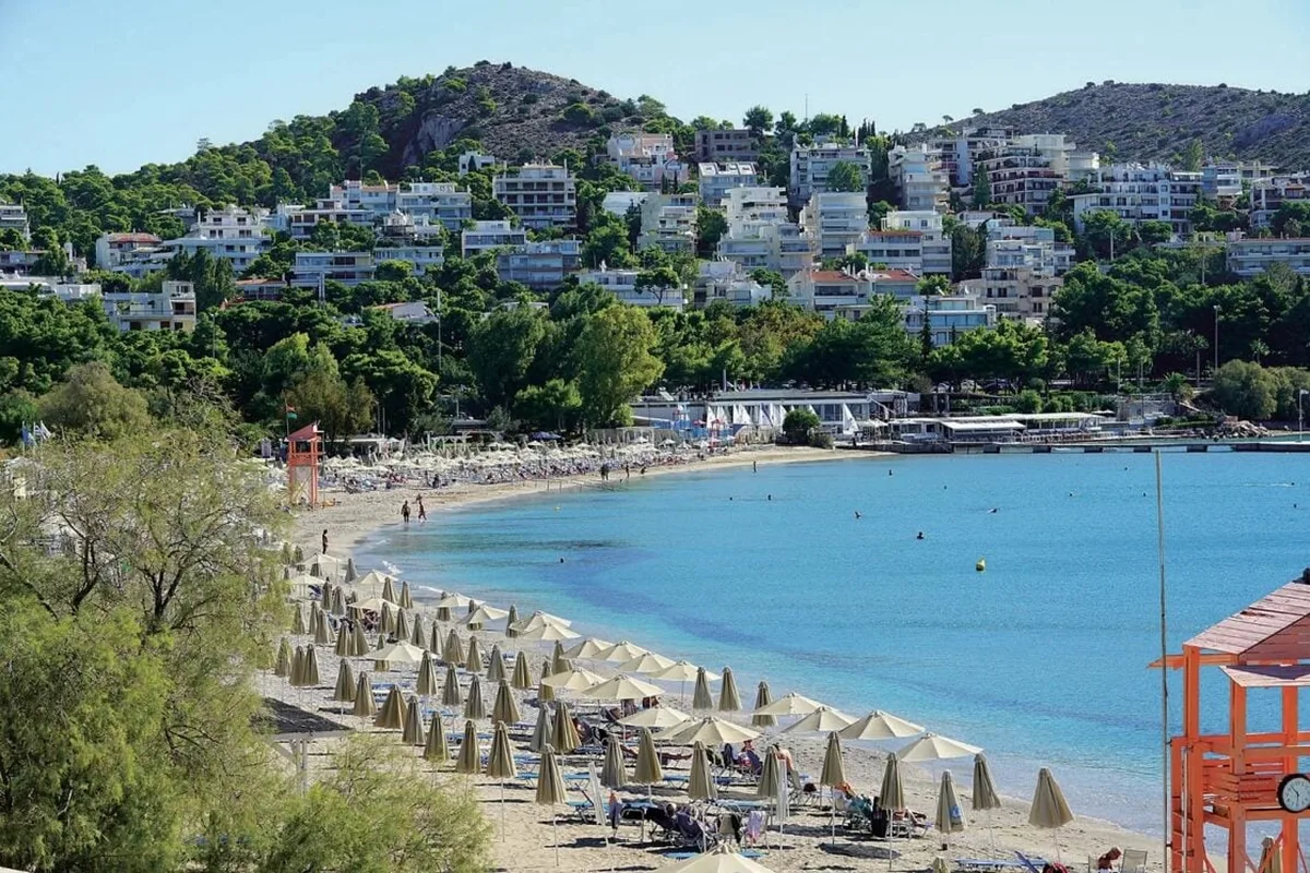 Άνδρας 82 ετών πέθανε μετά από διαμάχη για ξαπλώστρες στη Βουλιαγμένη