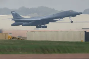 Двое латвийцев, задержанных на авиабазе RAF Molesworth, освобождены под залог
