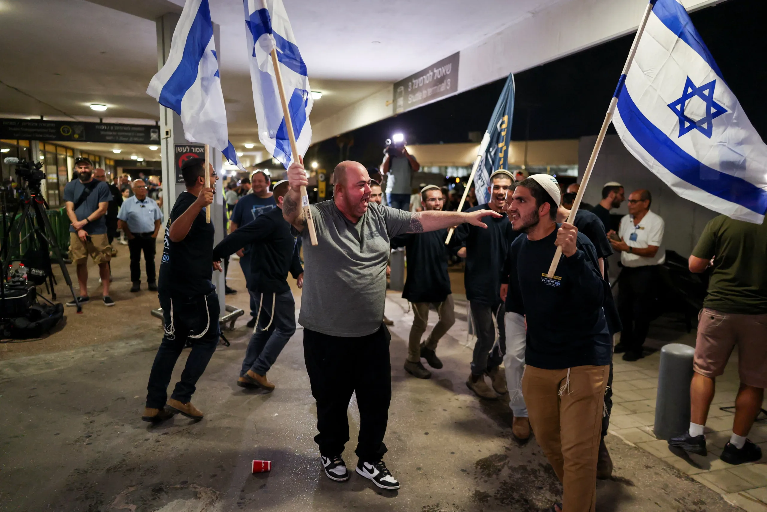 Έρευνες εξετάζουν τα κίνητρα του συγκυβερνήτη μετά την επίθεση στον κυβερνήτη πτήσης με προορισμό το Ισραήλ