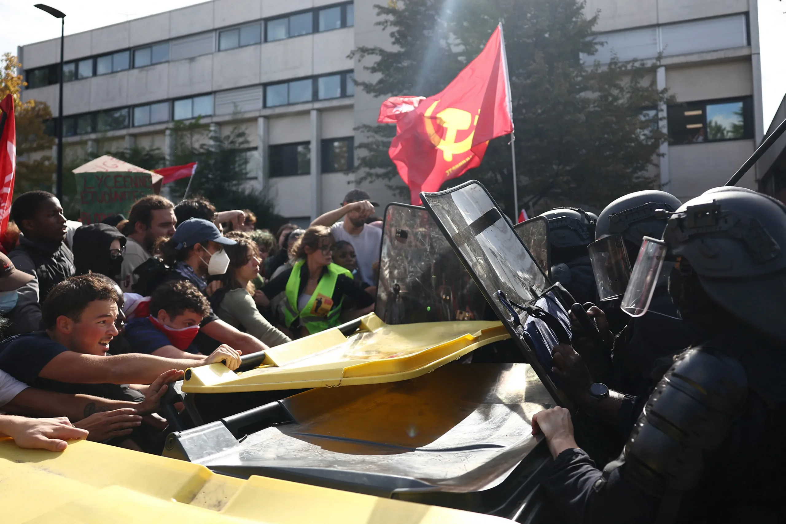 Περιέλουσαν διευθυντή σχολείου με βενζίνη και έβαλαν φωτιά σε σχολεία κατά τη διάρκεια διαδηλώσεων στη Γαλλία