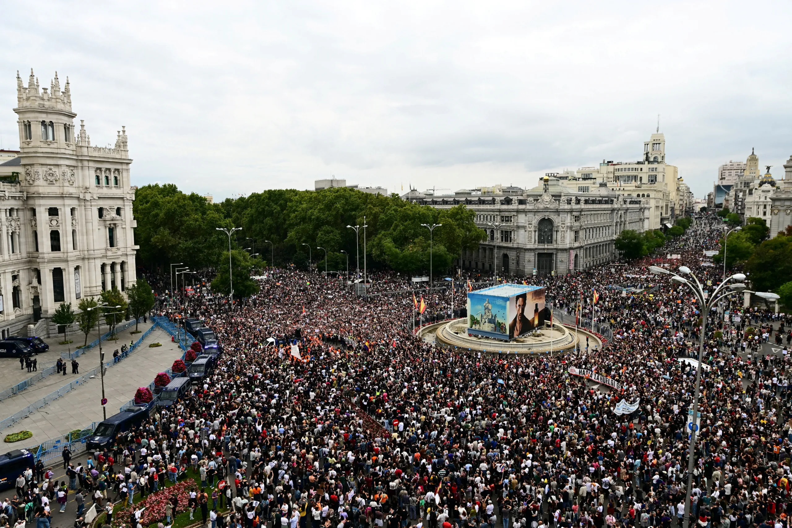Десятки тысяч людей вышли на протесты в Испании после отклонения жилищных мер